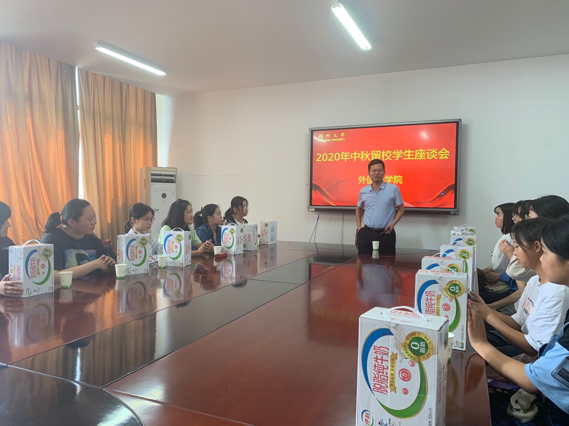 座谈会2.jpg 座谈会2.jpg