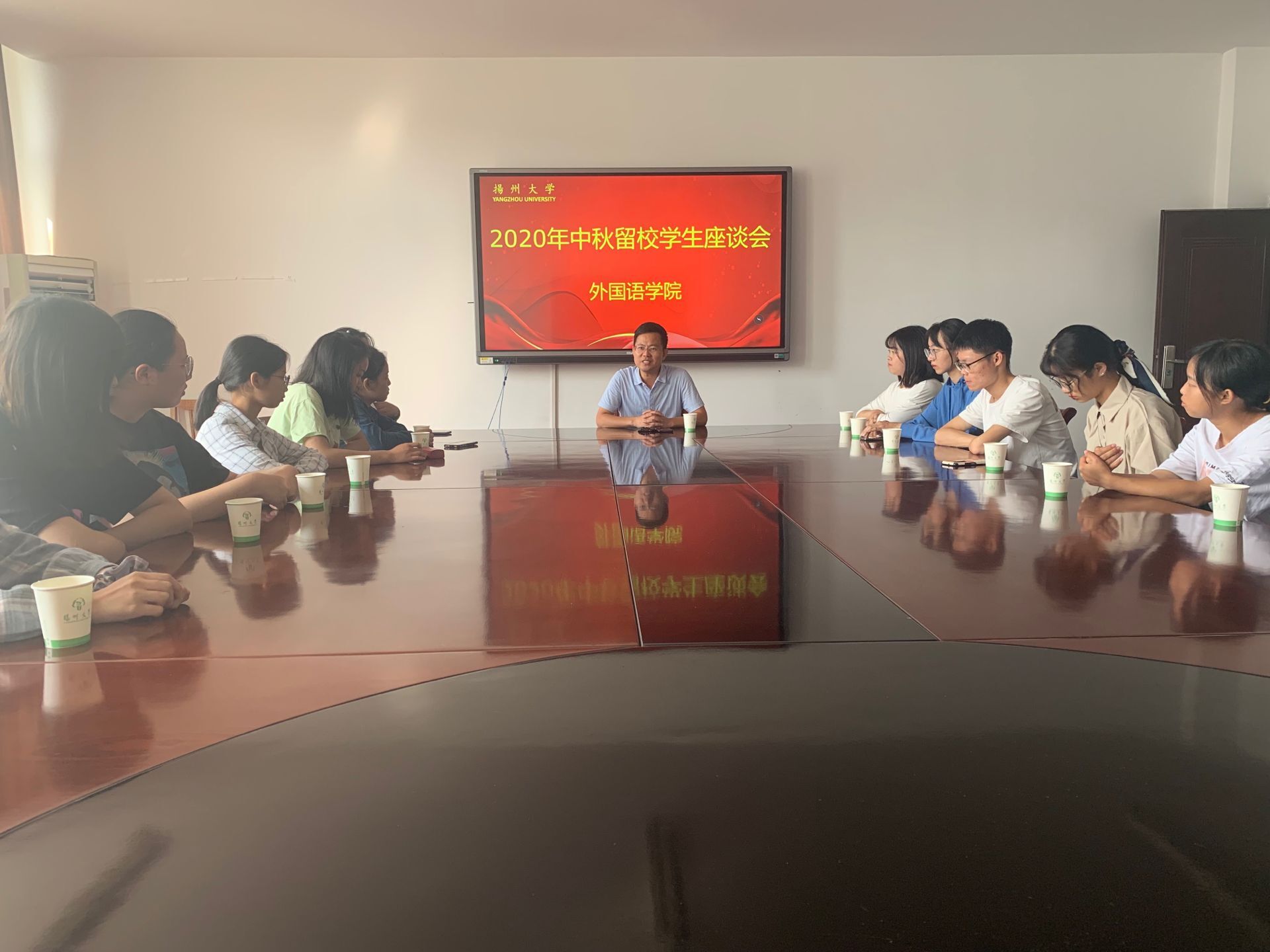 座谈会1.jpg 座谈会1.jpg